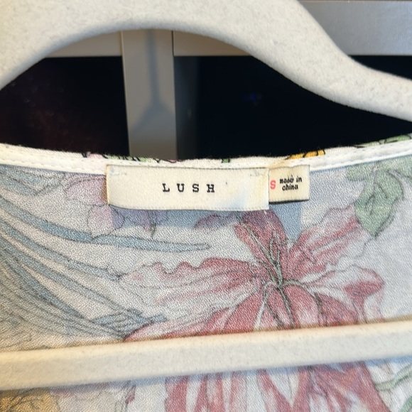 Lush white/multicolor floral short sleeve wrap romper size S - Picture 2 of 3